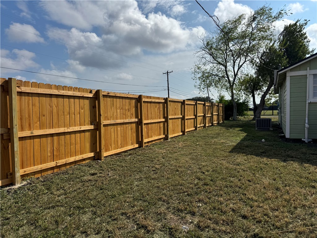 448 Peach St Property Photo 9