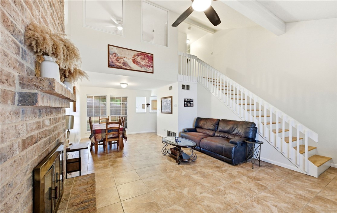 5305 Woodgate Dr Property Photo 4