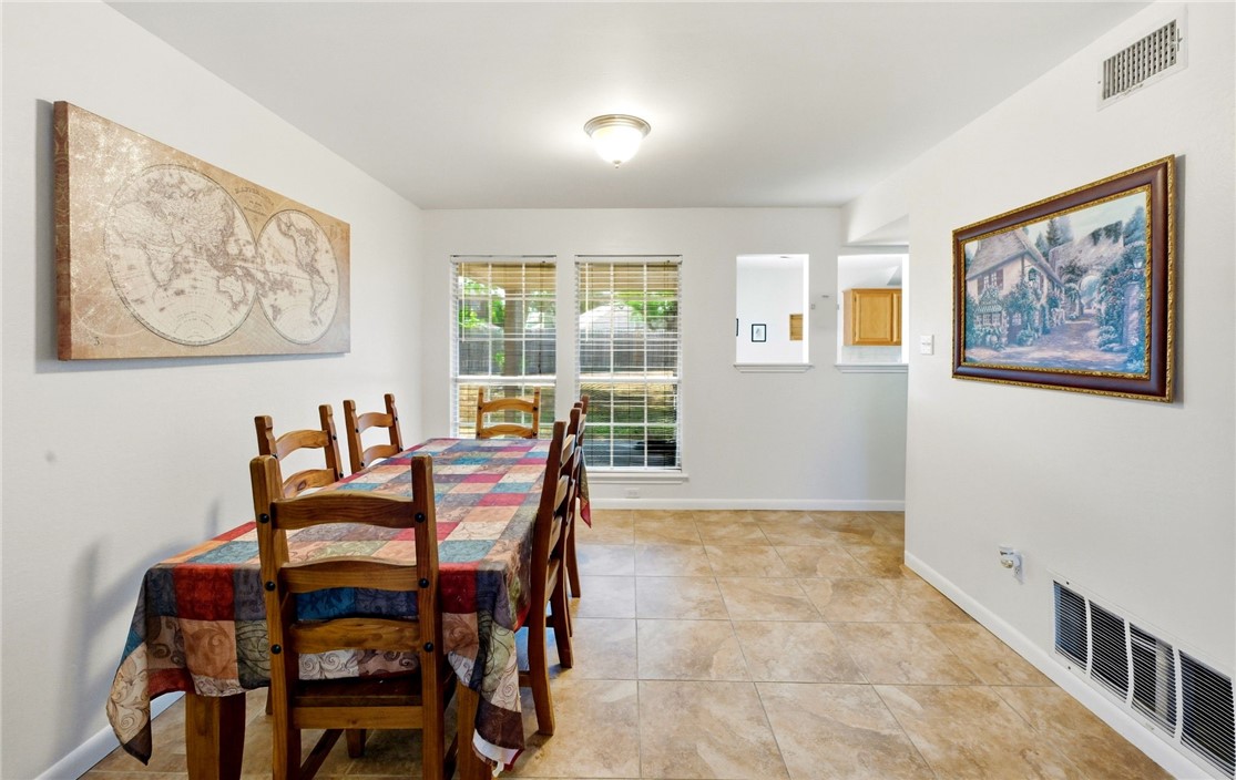 5305 Woodgate Dr Property Photo 5