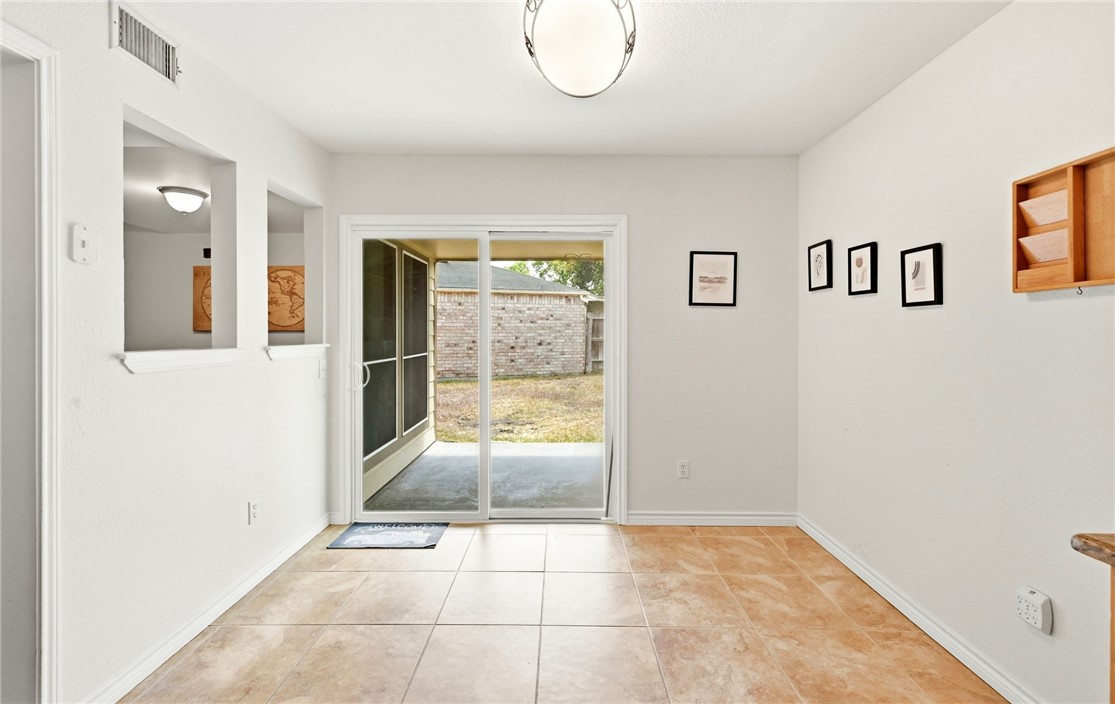 5305 Woodgate Dr Property Photo 7