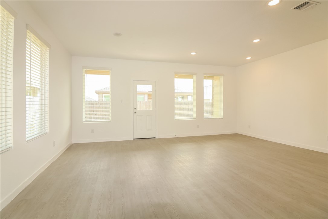 7829 Wonder Woman Dr Property Photo 3