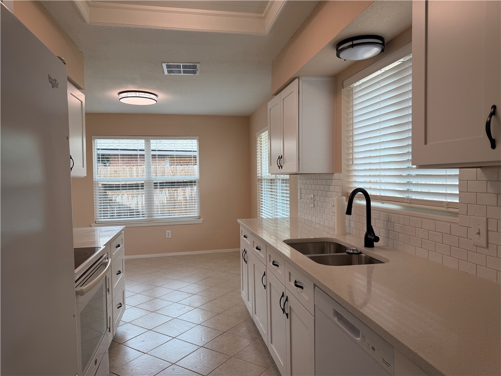 222 Perthshire Dr Property Photo 6