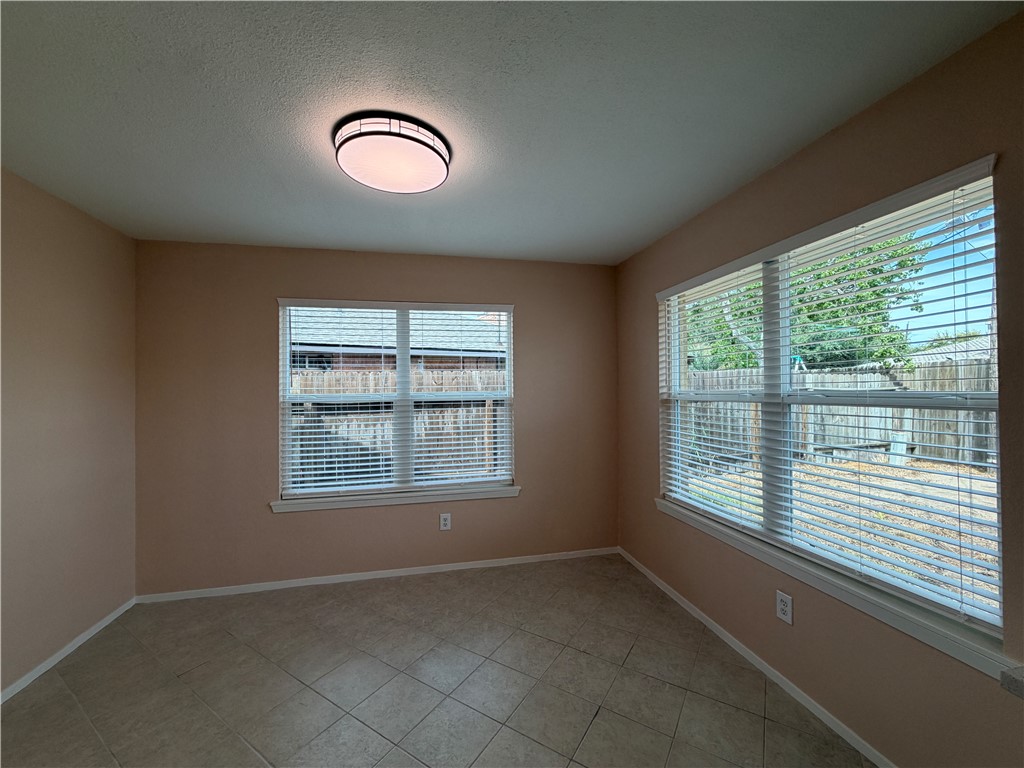 222 Perthshire Dr Property Photo 8