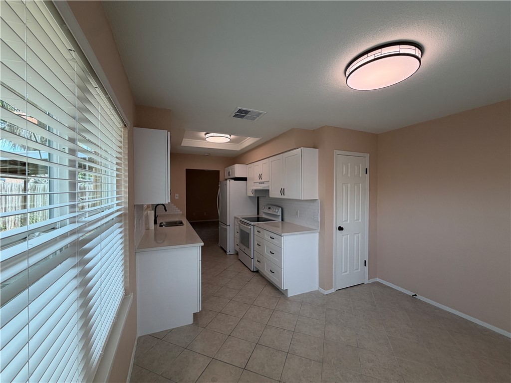 222 Perthshire Dr Property Photo 9