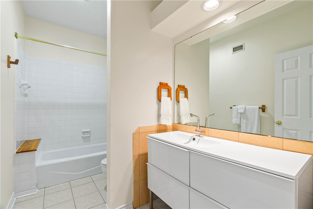 210 Oak Bay St 1203 Property Photo 5