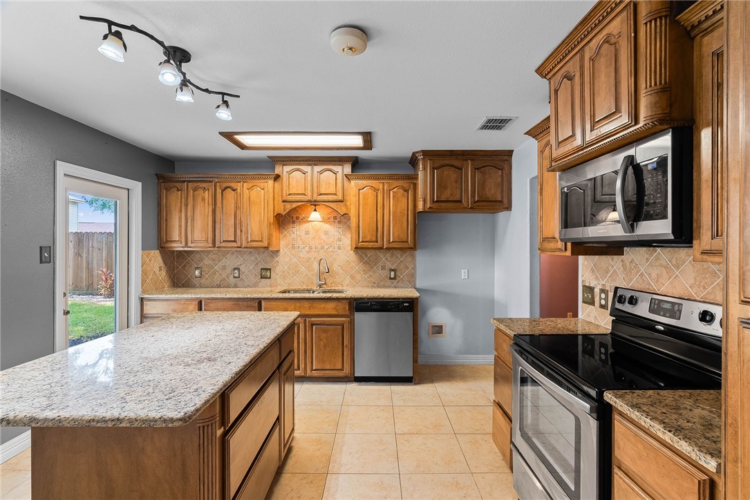 2710 Victoria Park Dr Property Photo 8