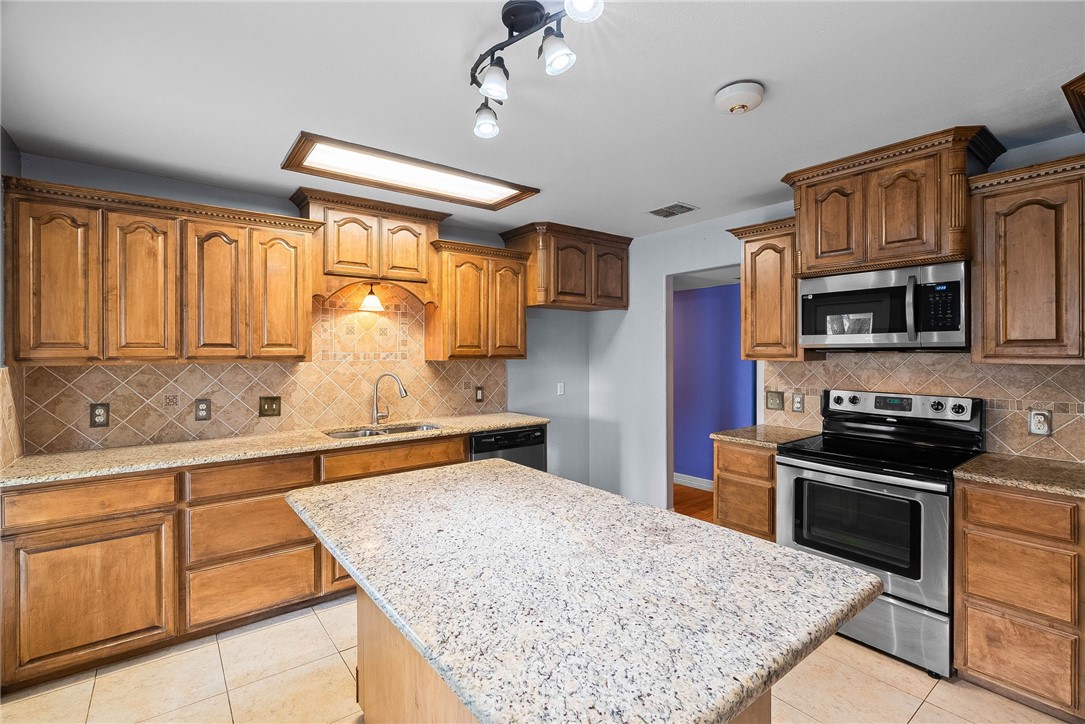 2710 Victoria Park Dr Property Photo 9