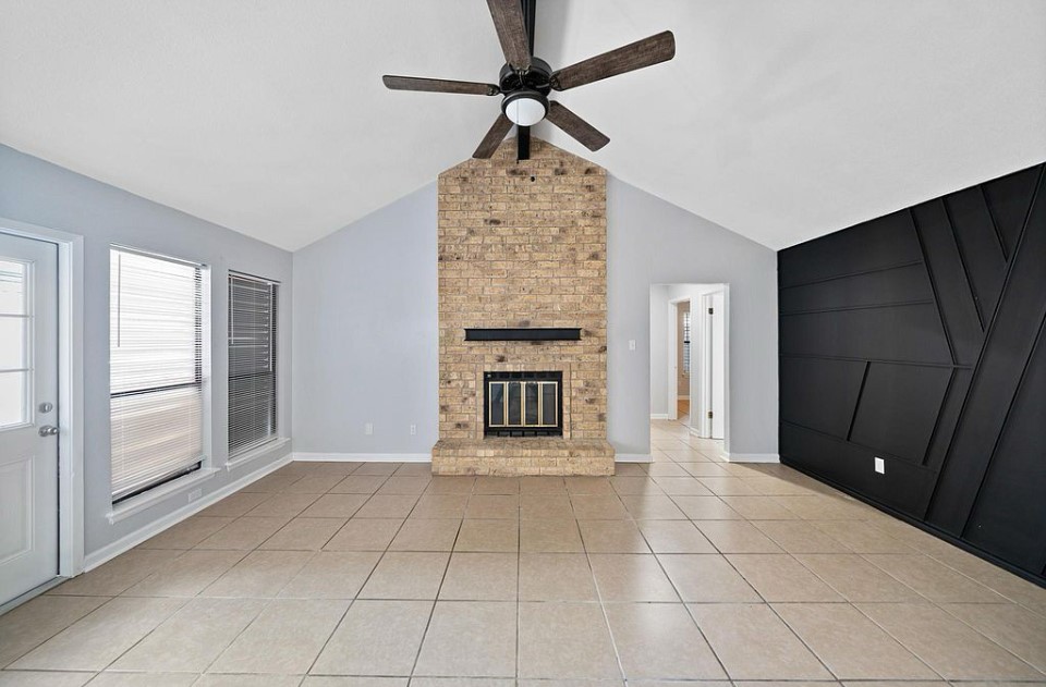 7021 Rivergate Dr Property Photo 3