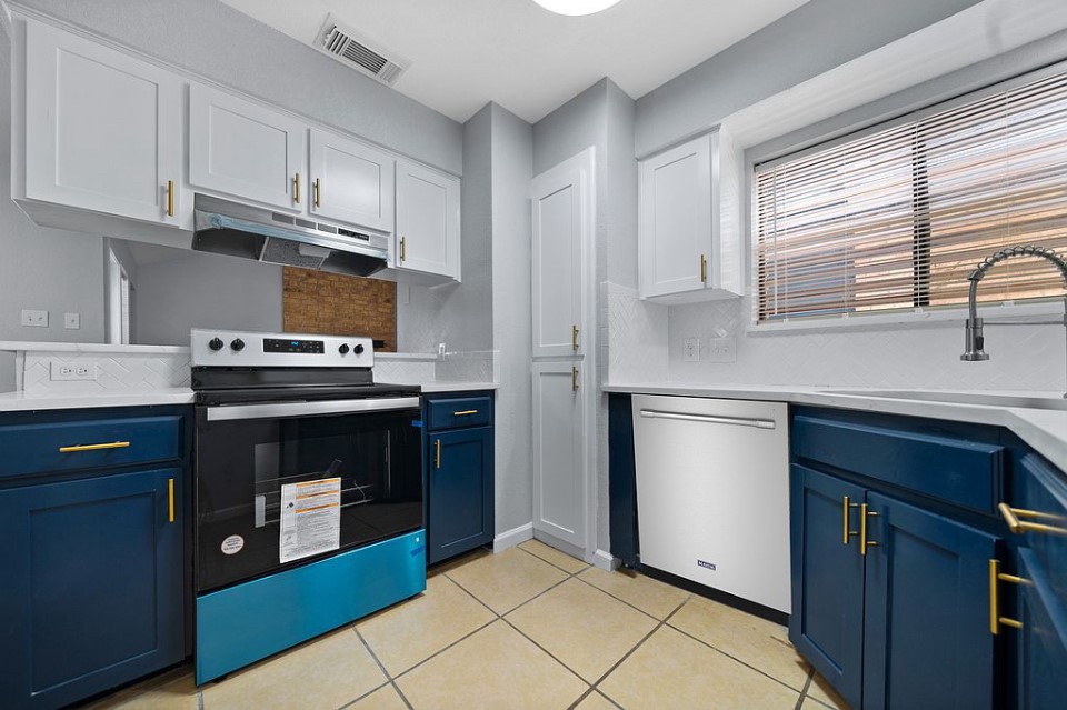 7021 Rivergate Dr Property Photo 7