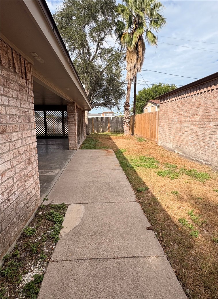 5530 Crossgate Dr N Property Photo 2