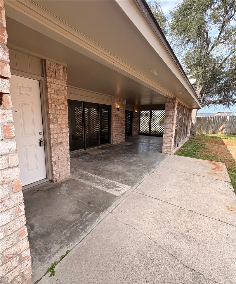 5530 Crossgate Dr N Property Photo 3