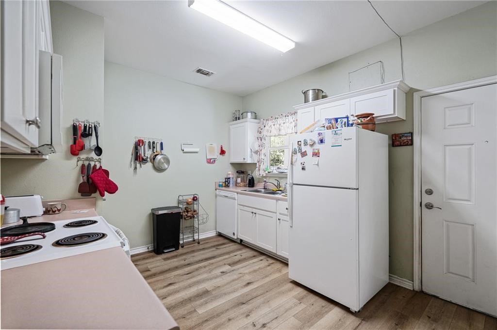 105 E Elm St Property Photo 6