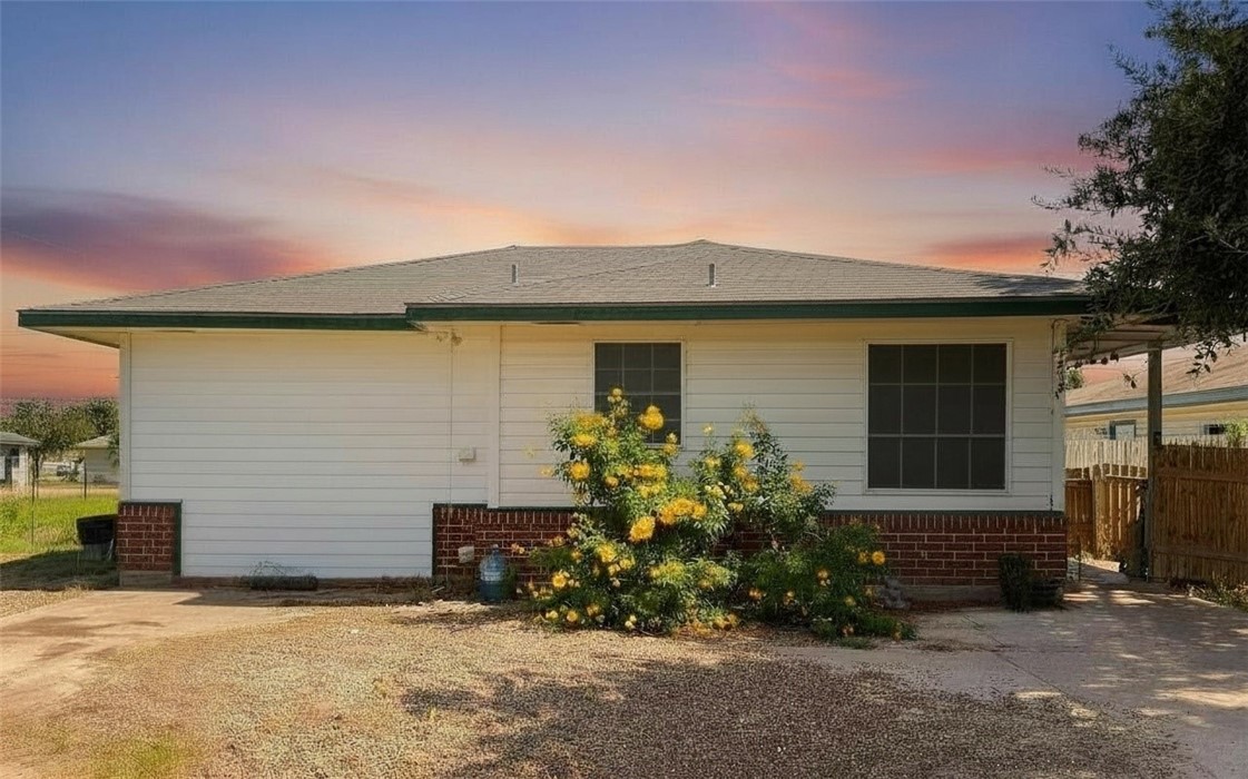 1913 Sandy Way Property Photo 1