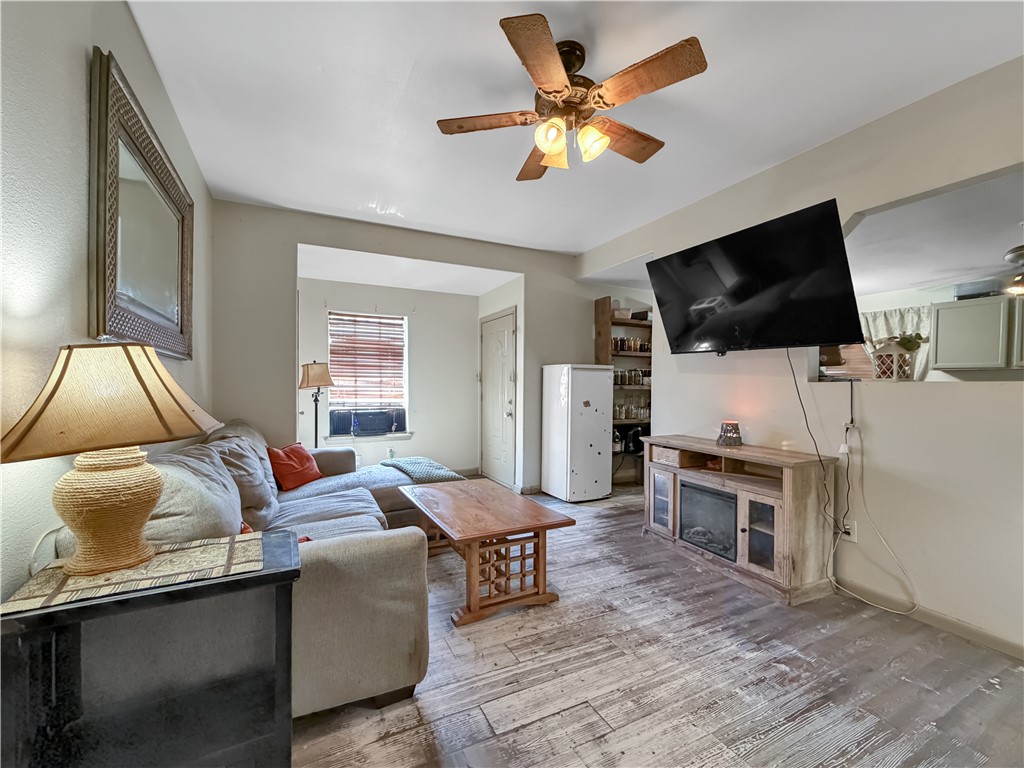 1913 Sandy Way Property Photo 4