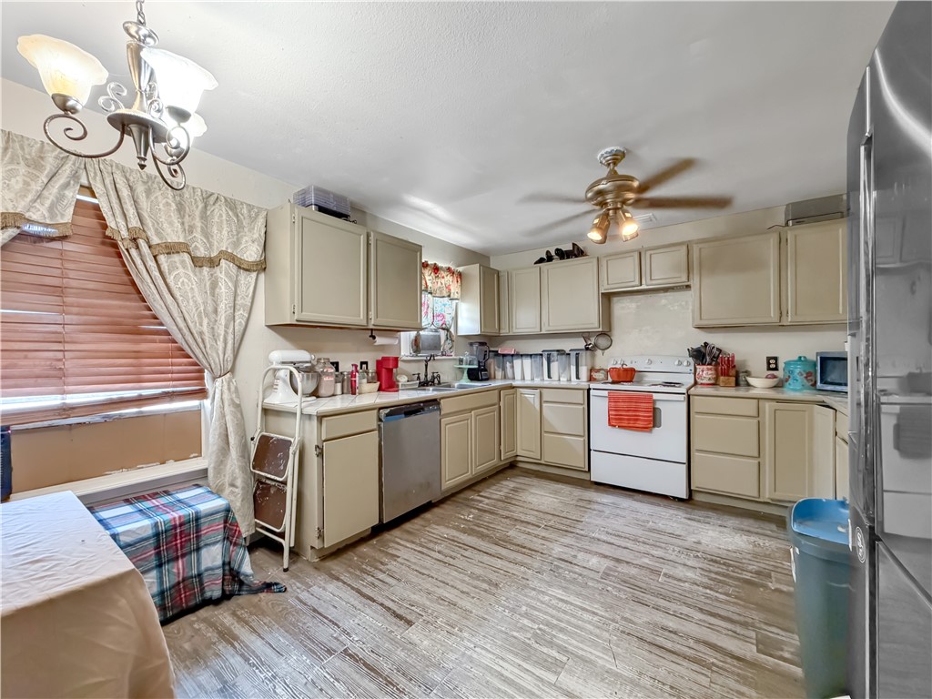 1913 Sandy Way Property Photo 6