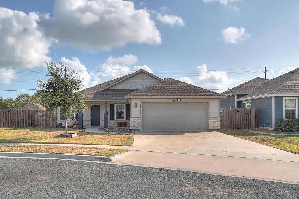 1542 Oak Hill Dr Property Photo 1