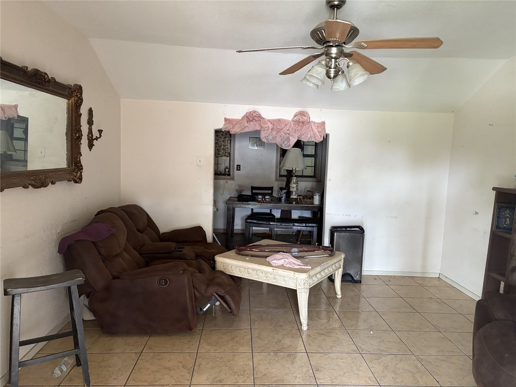 1313 S Reynolds Property Photo 3
