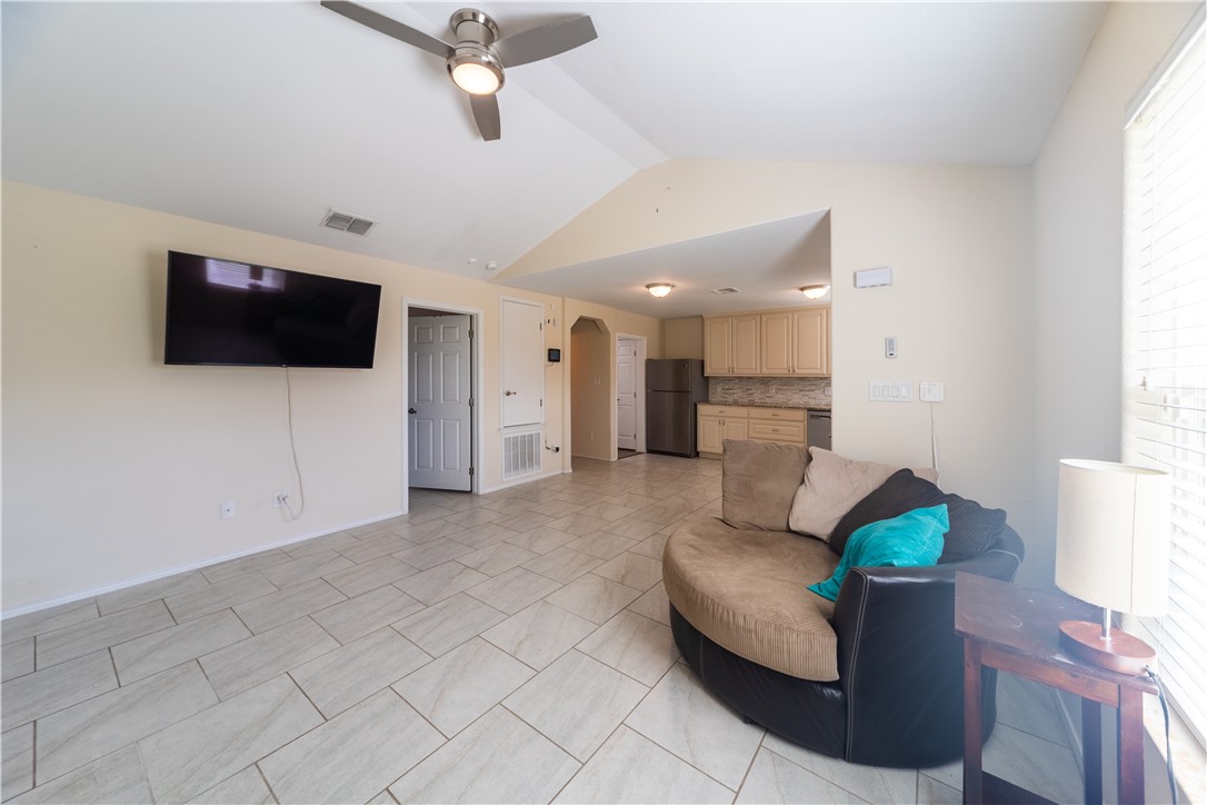 1142 Patton St Property Photo 4