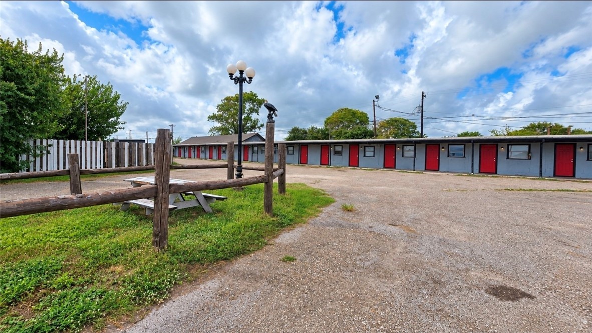 150 N Commercial St Property Photo