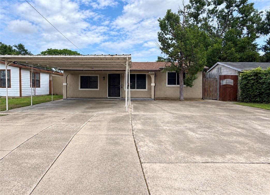 912 N Almond St Property Photo 1