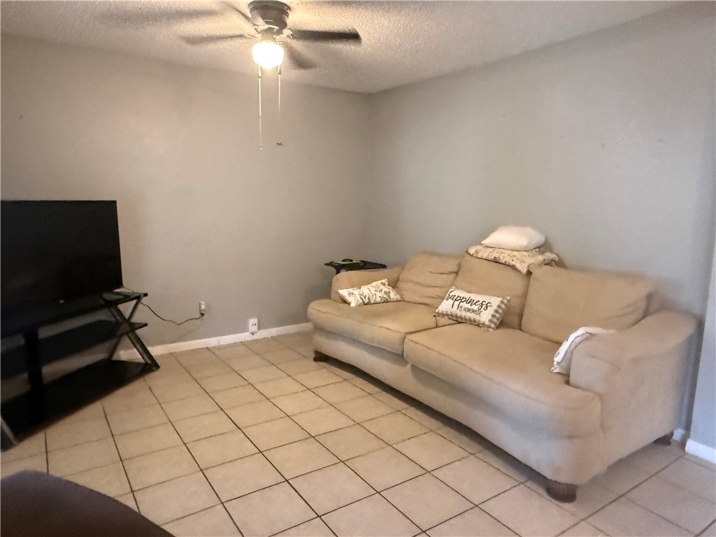 912 N Almond St Property Photo 2