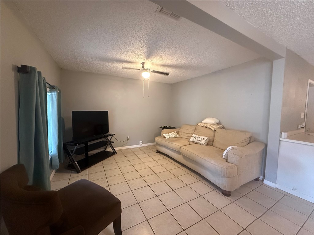 912 N Almond St Property Photo 3