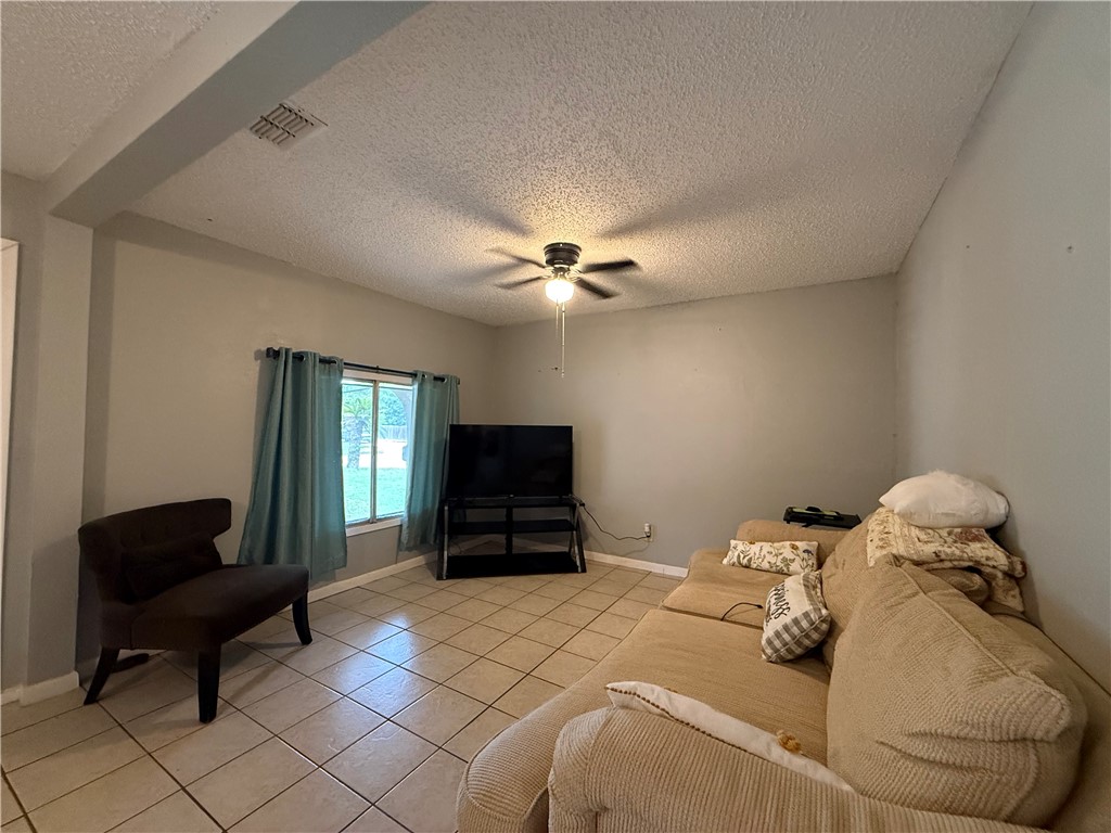 912 N Almond St Property Photo 4