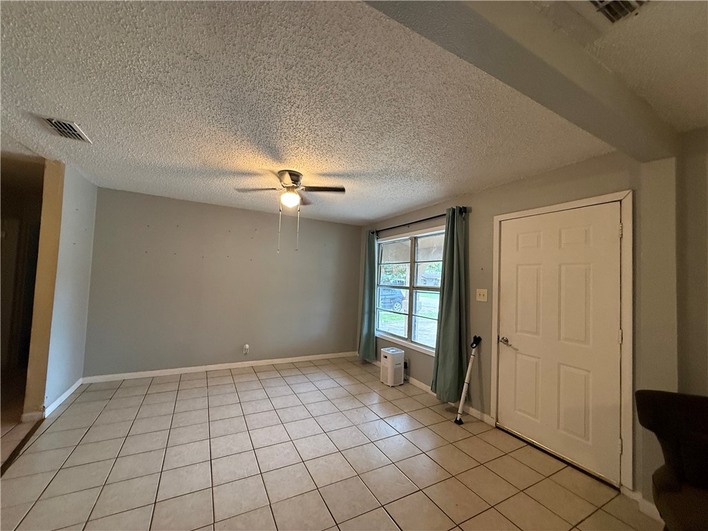 912 N Almond St Property Photo 5