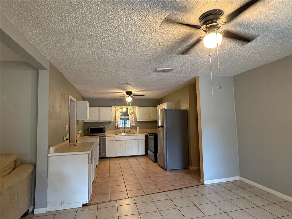 912 N Almond St Property Photo 6