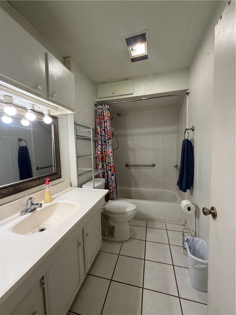 912 N Almond St Property Photo 15
