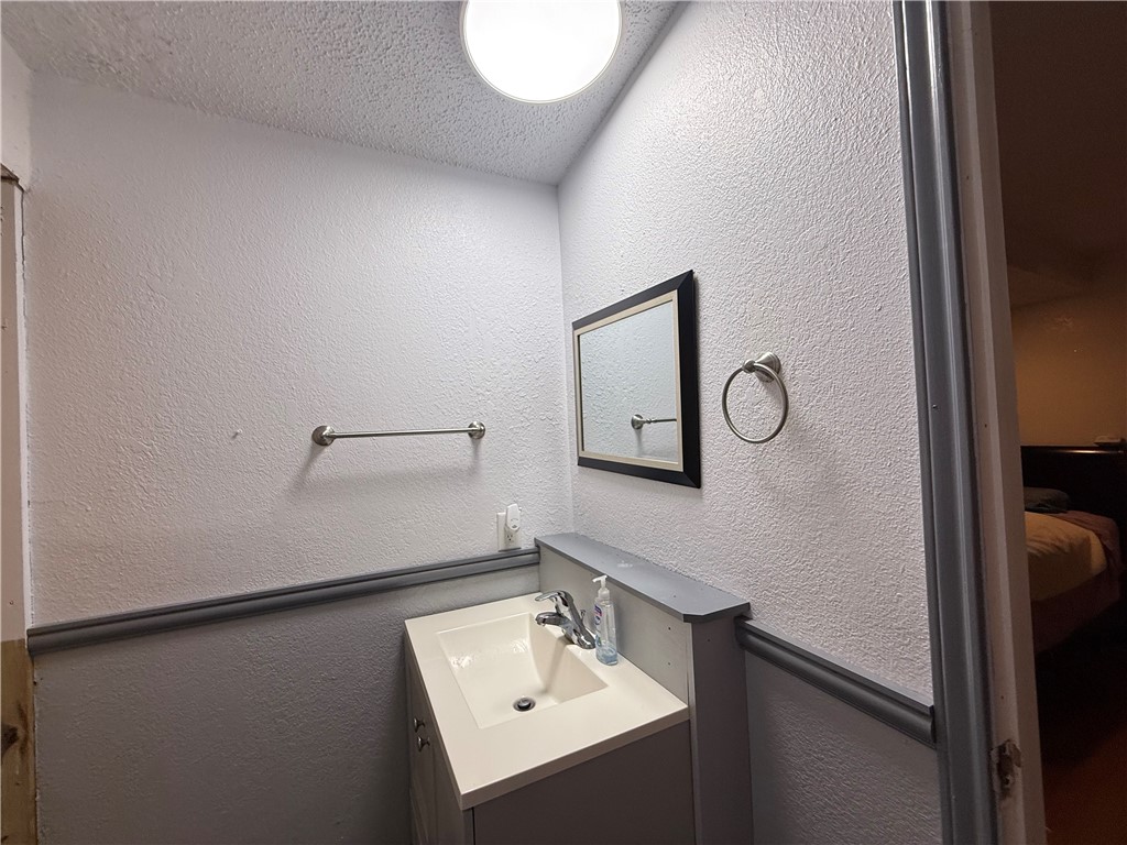 912 N Almond St Property Photo 20