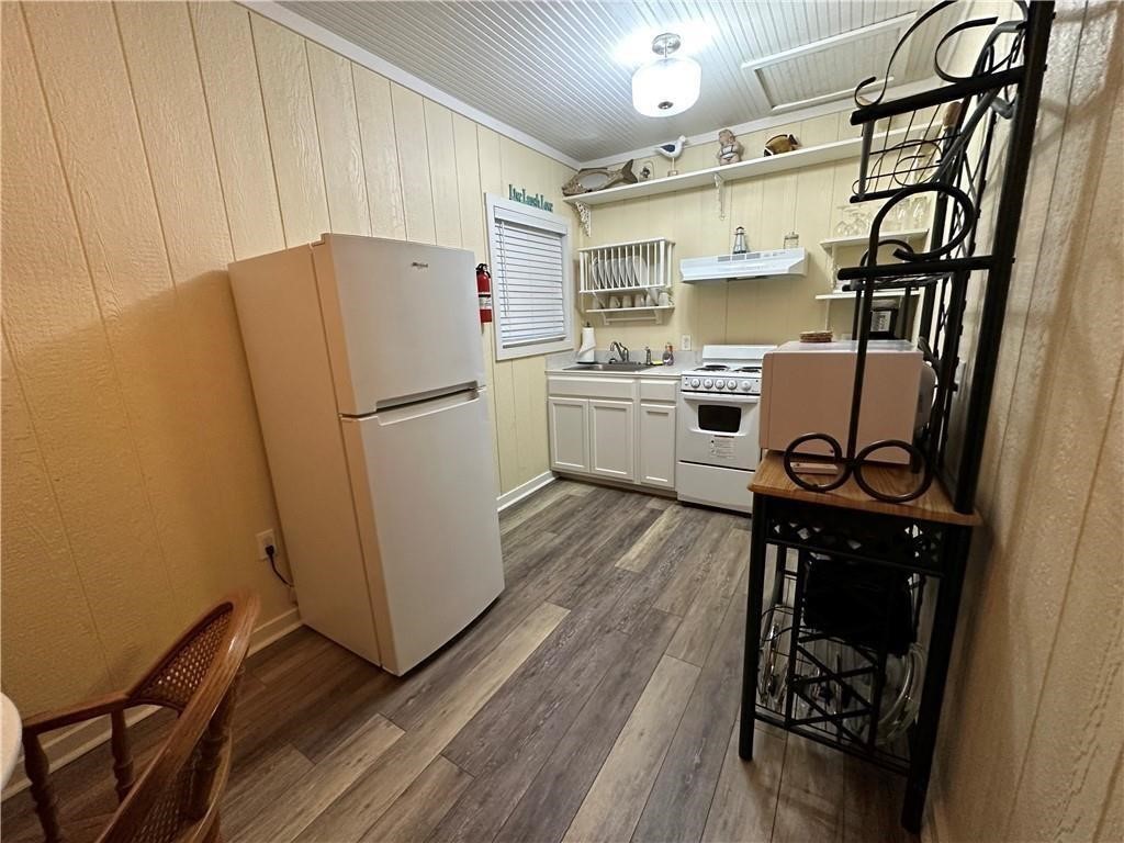 3302,3304 Surfside Blvd Property Photo 4
