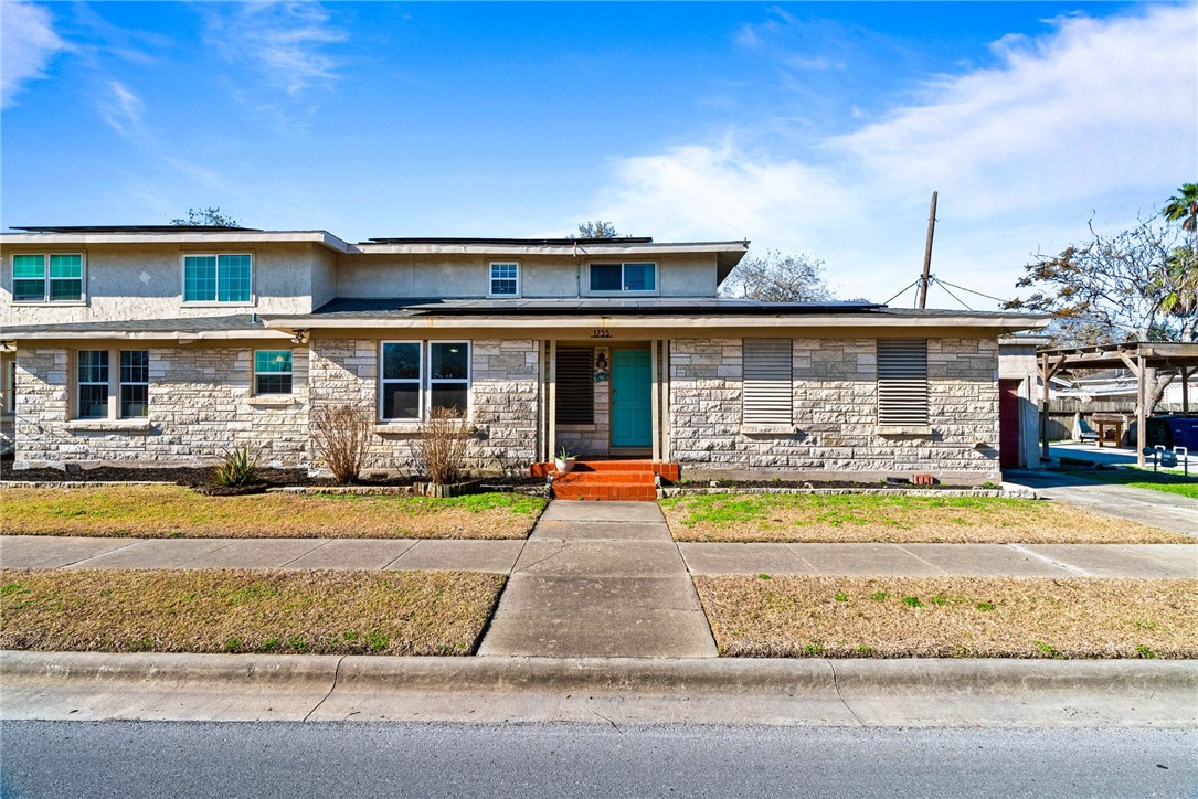 302 Cole St Property Photo 36