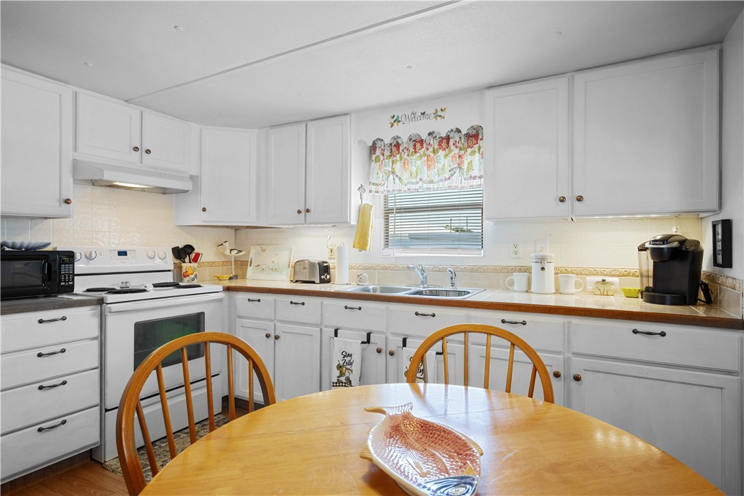 166 Morrow St Property Photo 5