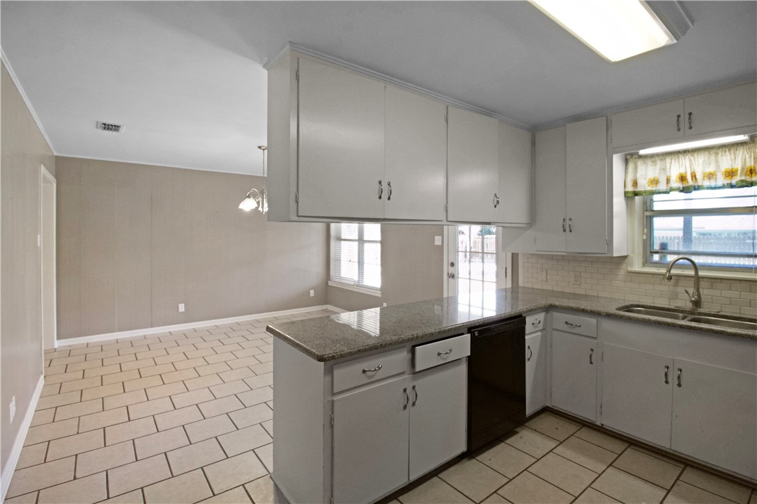 1410 Oriole Property Photo 7