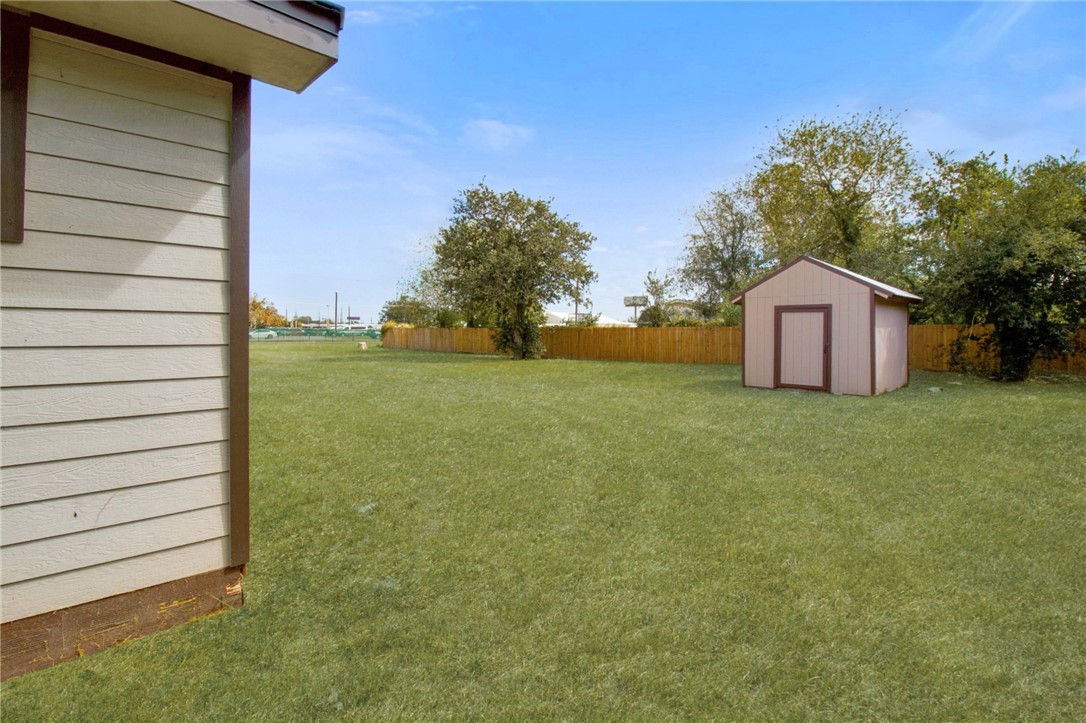 305 W Youst St Property Photo 19