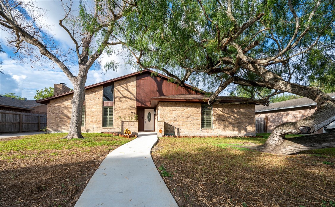 4925 Shadowbend Dr Property Photo