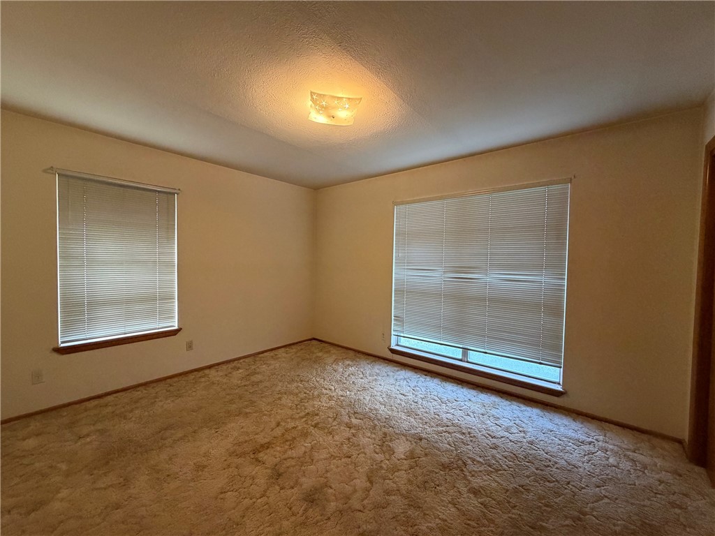 904 Highland Ave Property Photo 6