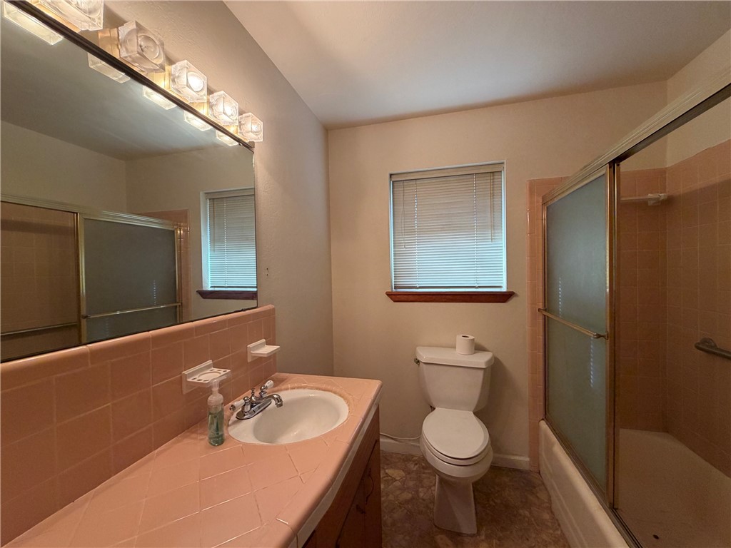 904 Highland Ave Property Photo 8