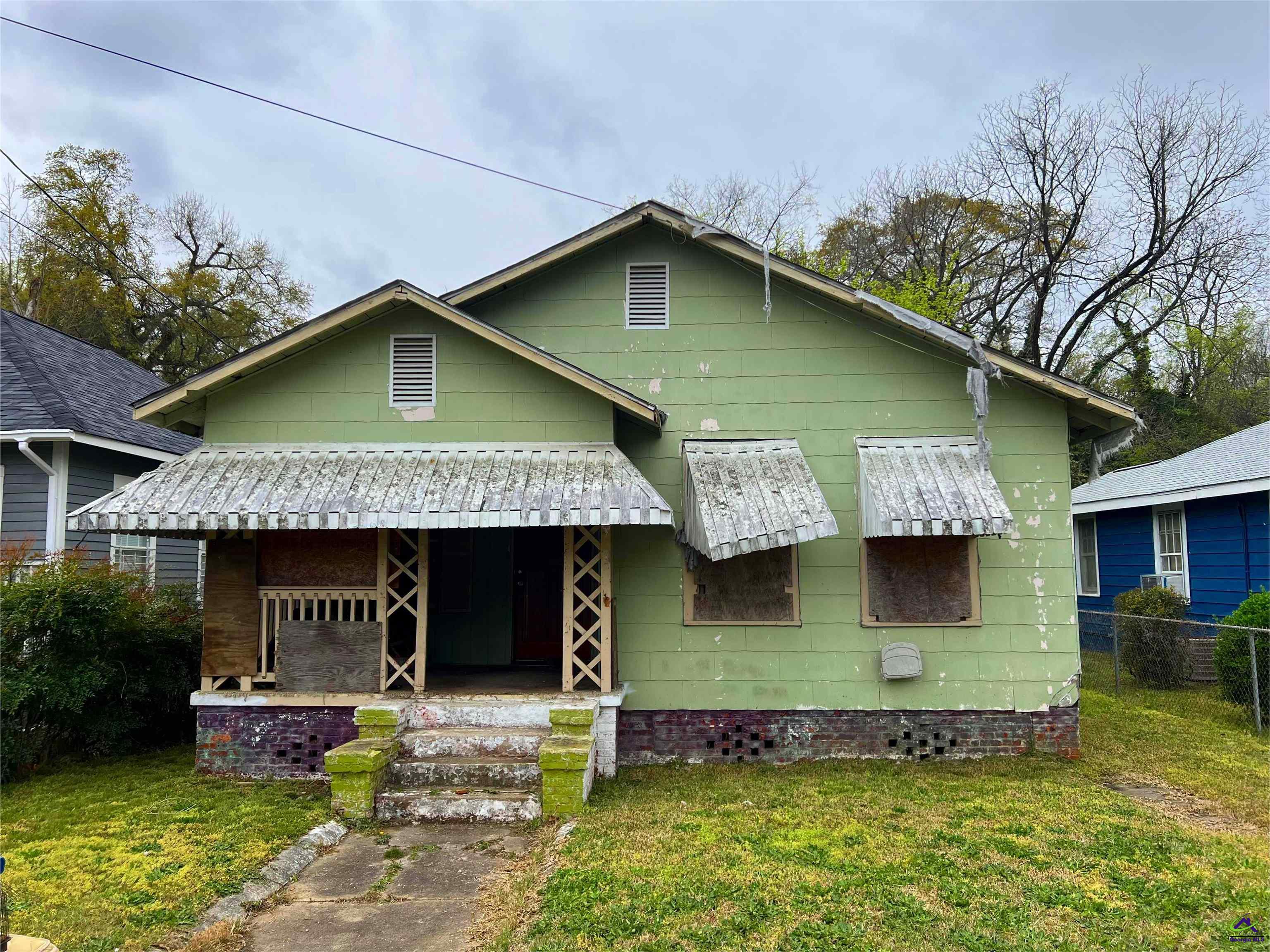 560 Giles Street Property Photo 1