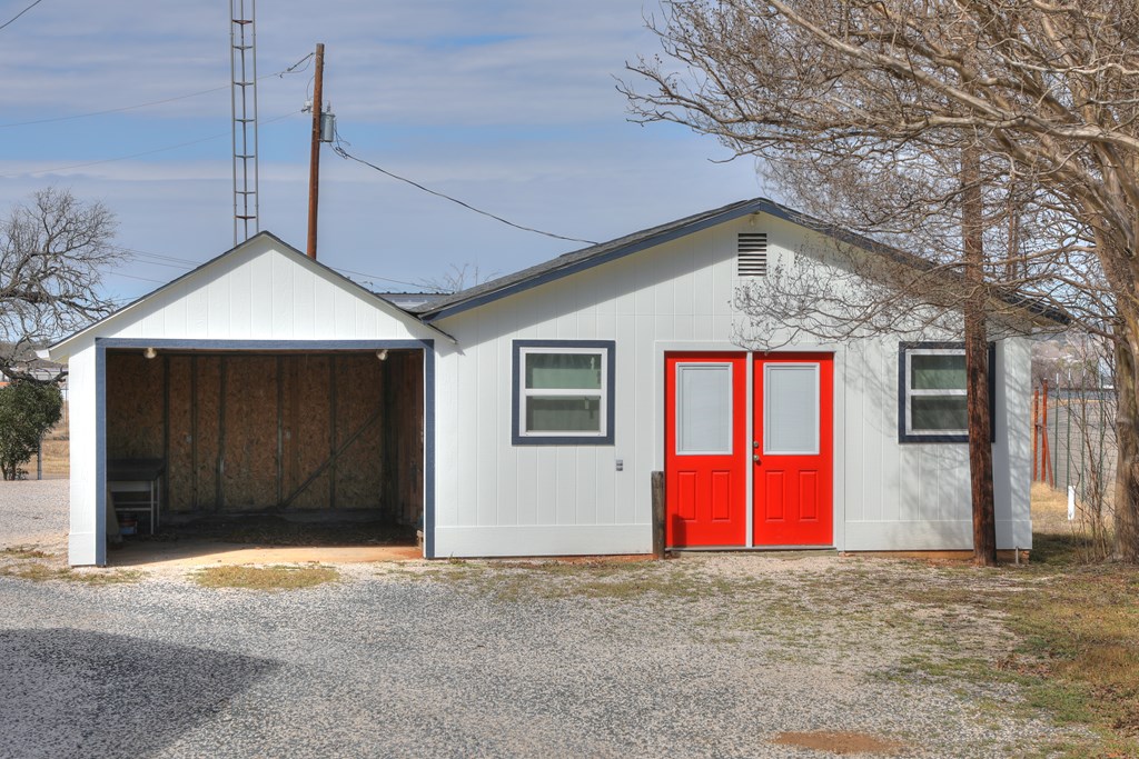 1892 W Us Hwy 290 Property Photo 14