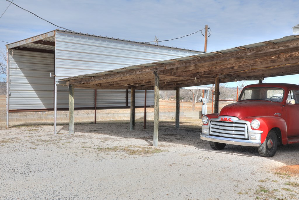 1892 W Us Hwy 290 Property Photo 16