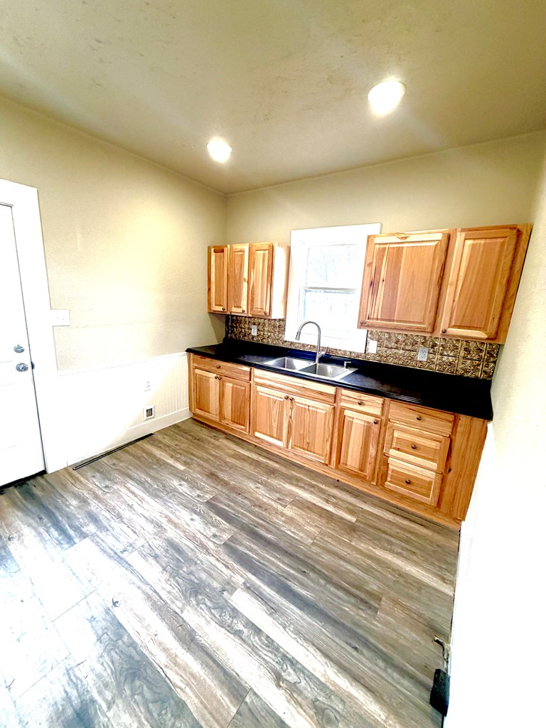 424 E Pontotoc Property Photo 3