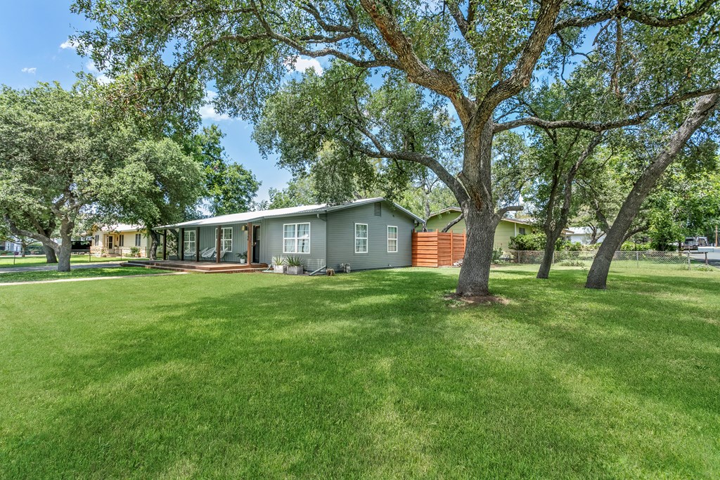 912 Apple St Property Photo 3