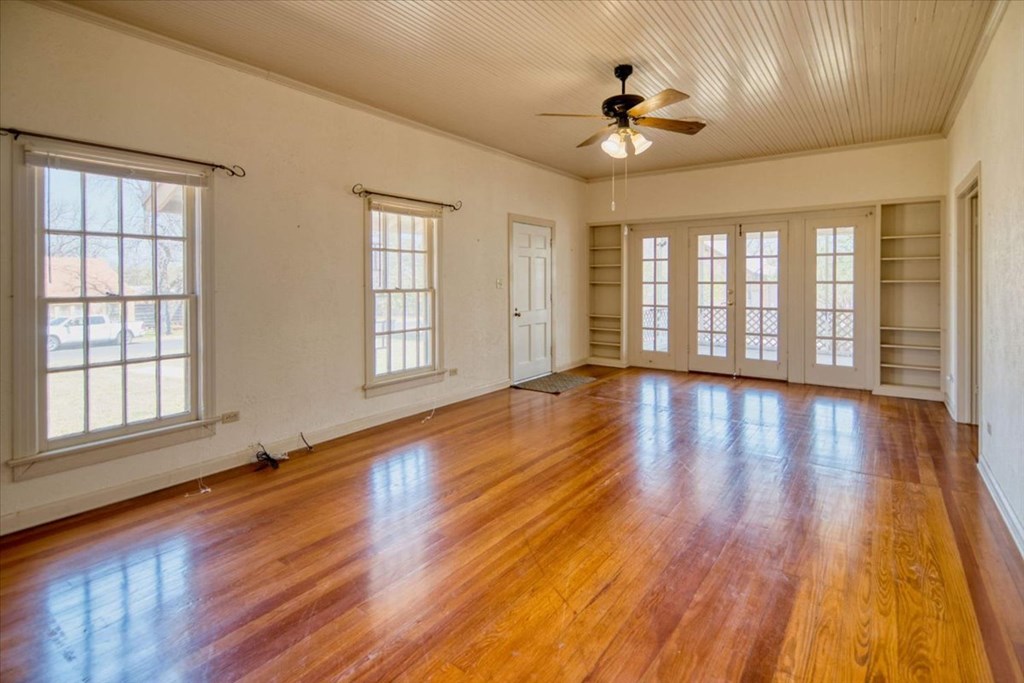 205 E Rainey Property Photo 9
