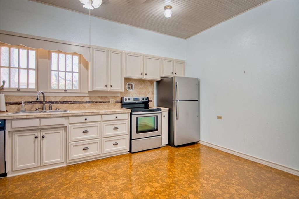 205 E Rainey Property Photo 12