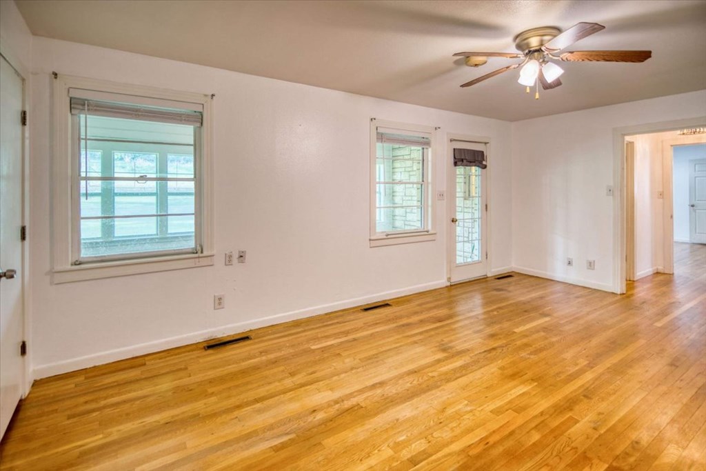 217 Wilson Ave Property Photo 11