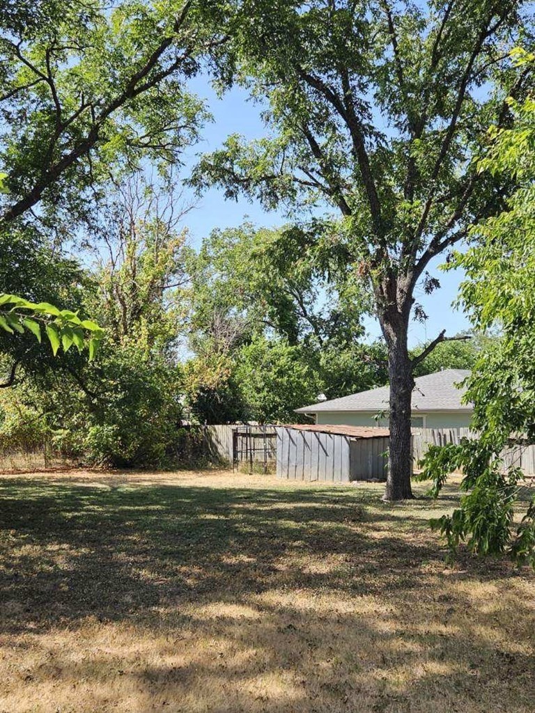 907 N Crockett St Property Photo 3