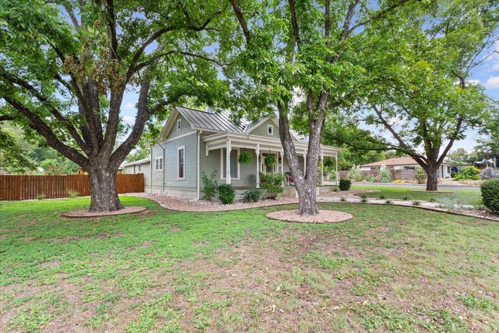 312 E College St Property Photo 4