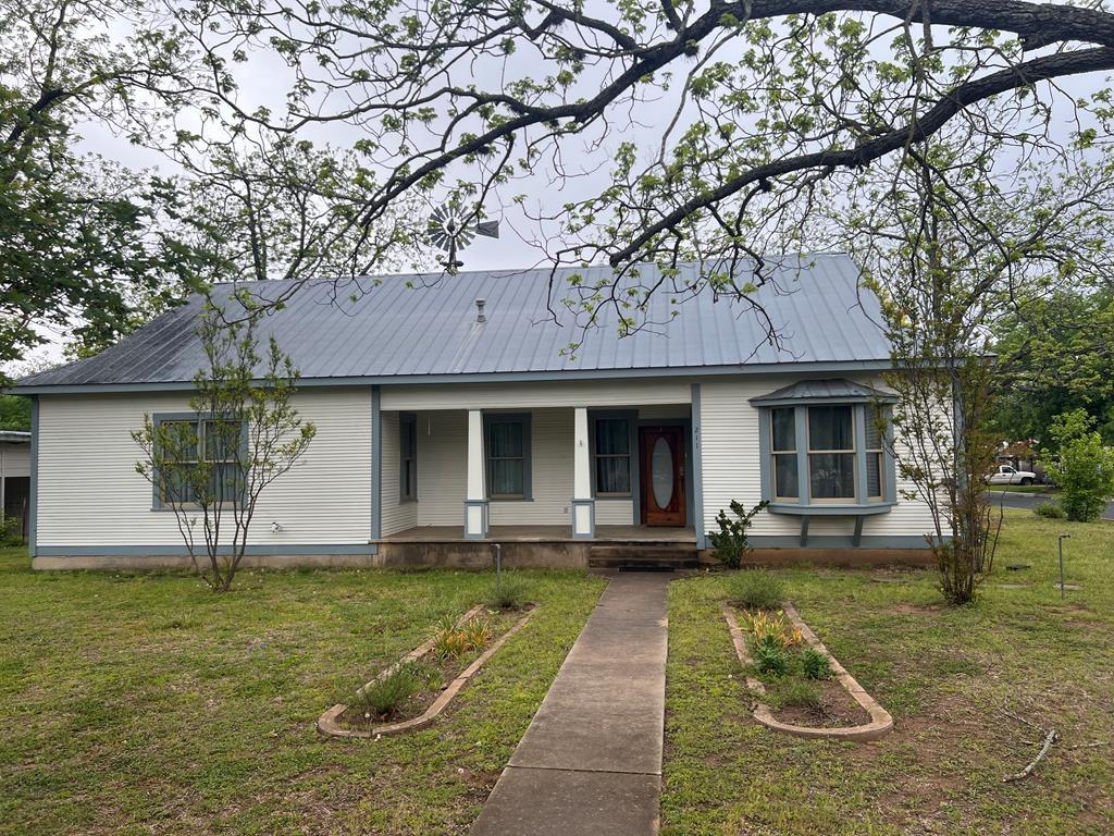 211 W Hackberry St Property Photo 1